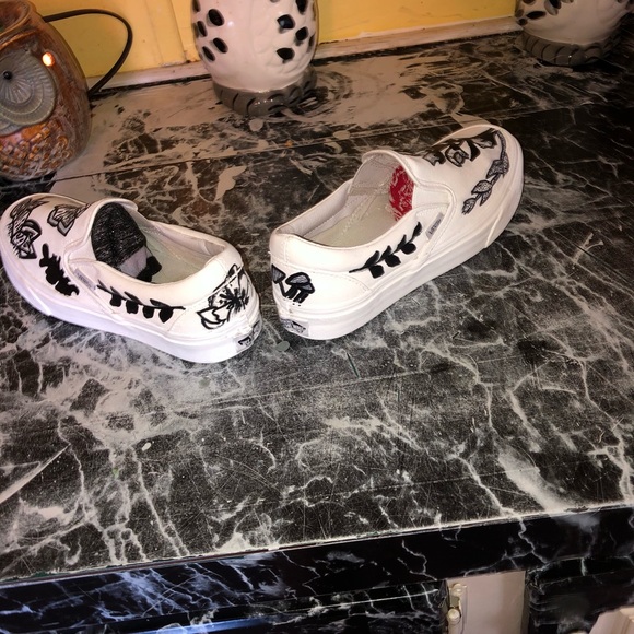 Hand painted black and white flower vans - Picture 4 of 5